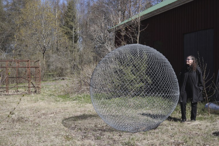 Anna-Kaisa Ant-Wuorinen teoksensa ääressä.