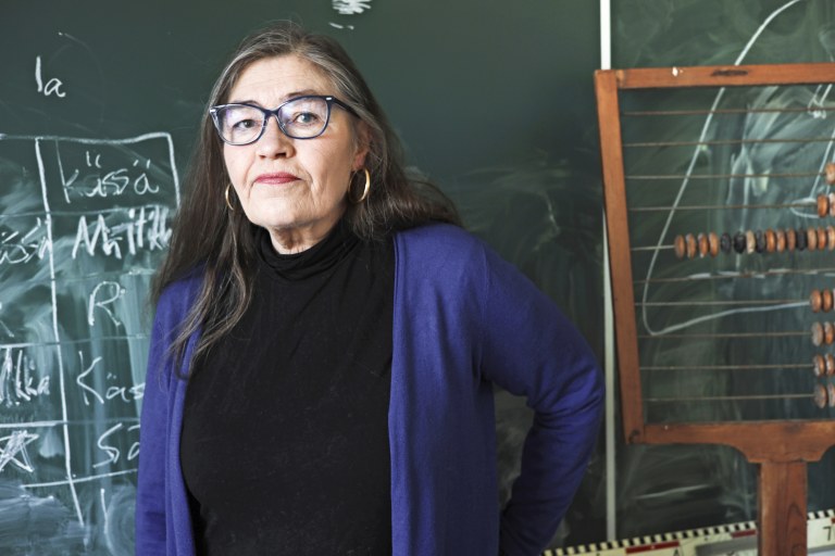 Anna-Kaisa Ant-Wuorinen katsoo kameraan.