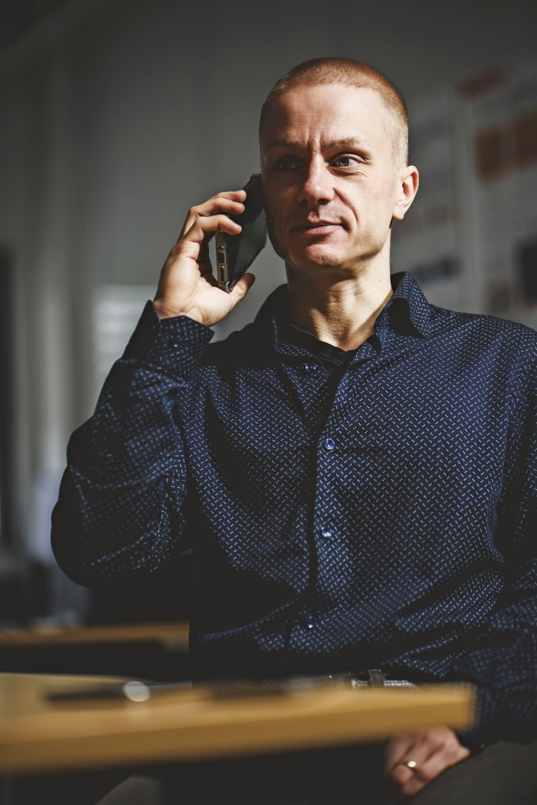 Mikko Majamaa pitelee kännykkää.