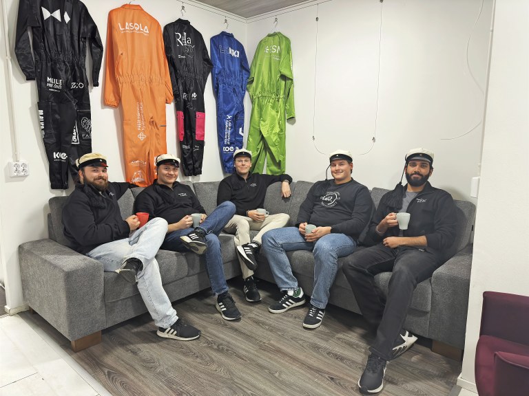 Nuorten valiokunta istuskelemassa.