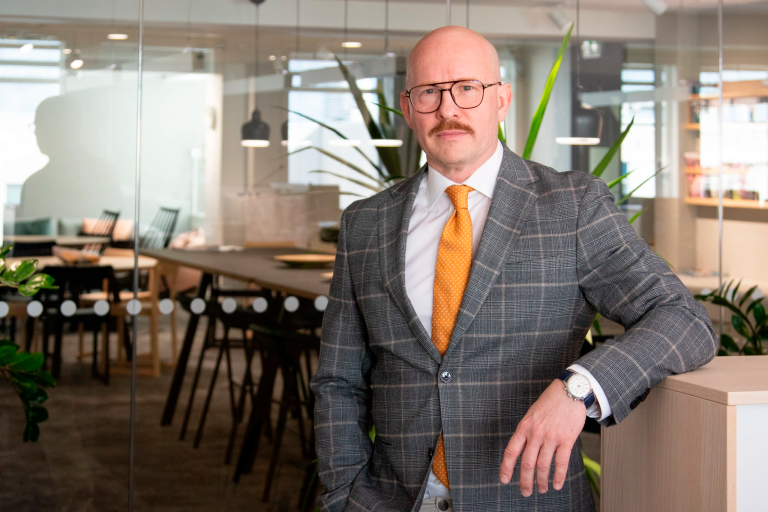 Jussi Nousiainen toimistossa kasvoillaan vakava ilme.