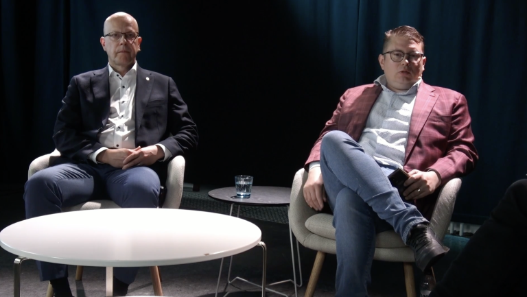 Teemu Hankamäki ja Juhani Nokela istuvat pöydän ääressä.