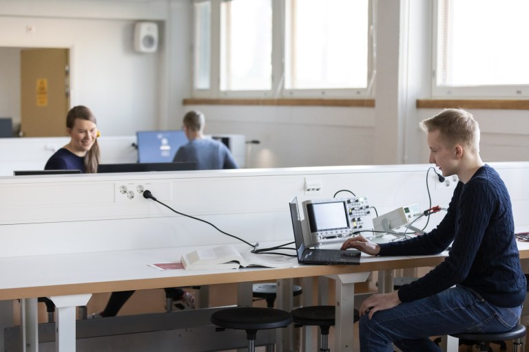 Henkilöitä tutkimassa.