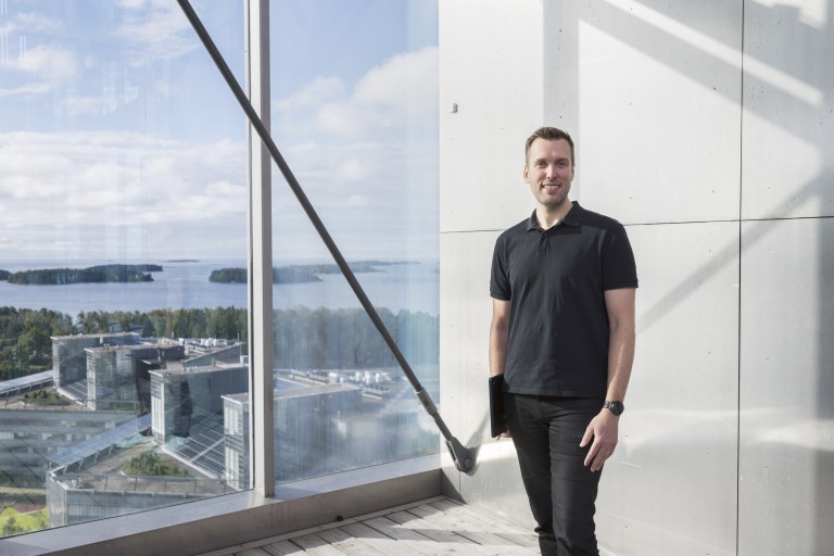 Mikko Mattila katsoo kameraan.