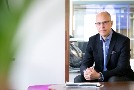 Teemu Hankamäki katsoo suoraan kameraan.