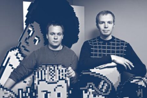 Palkinnon saaneet Aapo Kyrölä ja Sampo Karjalainen Habbohahmojen ympäröimänä.