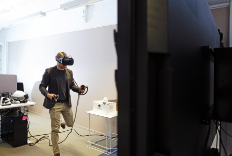 Riku Ala-Laurinaho VR-lasit päässä.