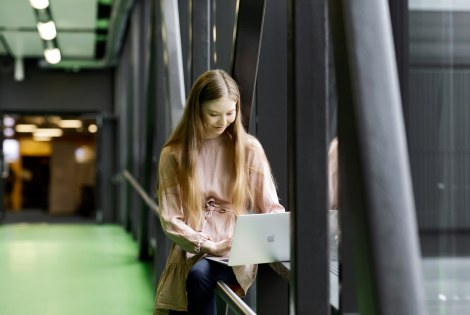 Henkilö katsoo läppäriä.