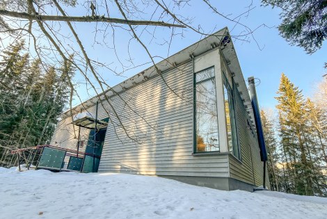 Talvinen ulkokuva teekkarisauna Mörrimöykystä.