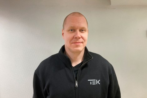 Petro Julkunen katsoo kameraan.