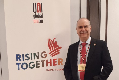 Daniel Valtakari katsoo iloisena kameraan.