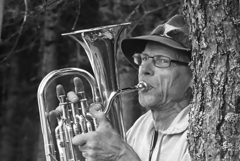 Antero Hakapää soittamassa torvea.