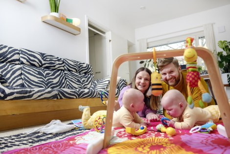 Maria Kultanen ja Lasse Heikkilä leikkivät kaksostensa kanssa.