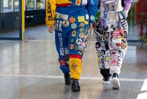 Kaksi teekkarihaalariin pukeutunutta kävelee.