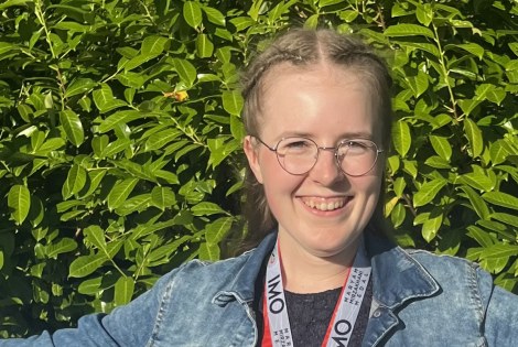 Aino Aulanko hymyilee kuvassa.