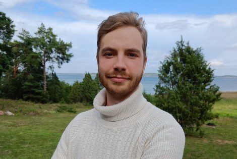 Asmo Marttila katsoo kameraan.