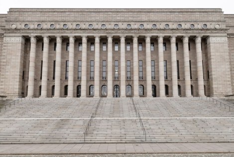 Eduskuntatalon julkisivu.