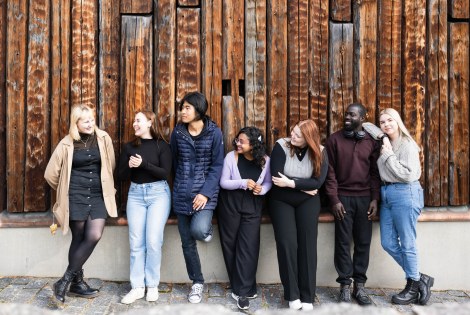 Teekkareita nojailemassa rennosti ulkoseinään Joensuussa.