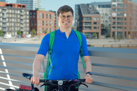 Juho Salmi taluttaa polkupyörää sillalla.