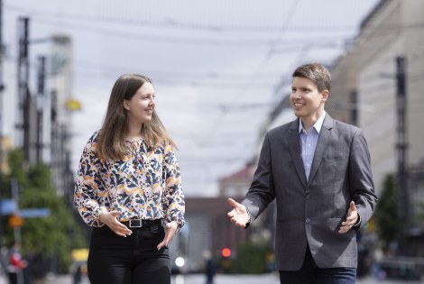 Anni Kujala ja Esko Sierla kävelevät ja juttelevat.