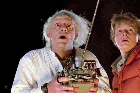 Emmett ”Doc” Brown ja Marty McFly seisovat vieretysten elokuvasta Paluu tulevaisuuteen otetussa still-kuvassa.