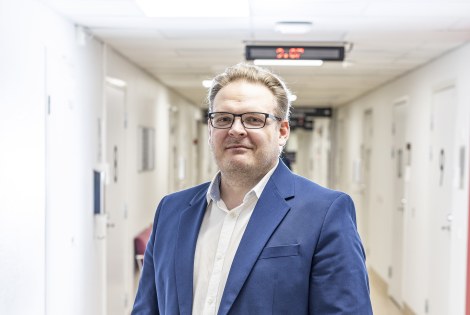 Toni Suihko seisoo käytävällä.