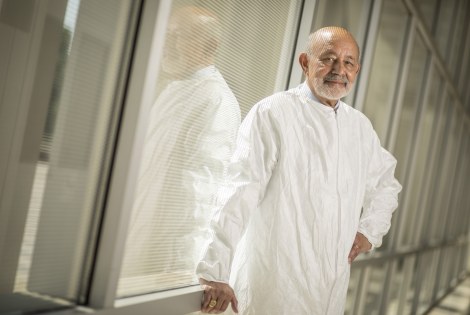 Bantval Jayant Baliga katsoo kameraan.