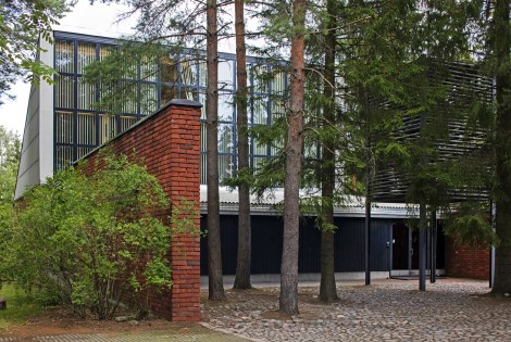 Kesäinen ulkokuva Otaniemen kappelista.