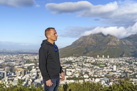 Osmo Korri seisoo takanaan Kapkaupunki.