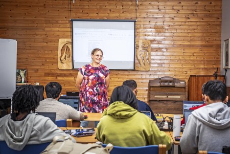 Eeva Nygren opettamassa luokan edessä.