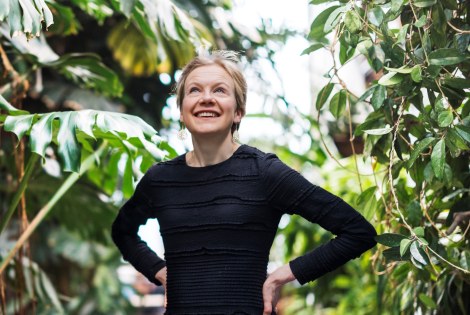 Eveliina Holmgren hymyilee kuvassa.