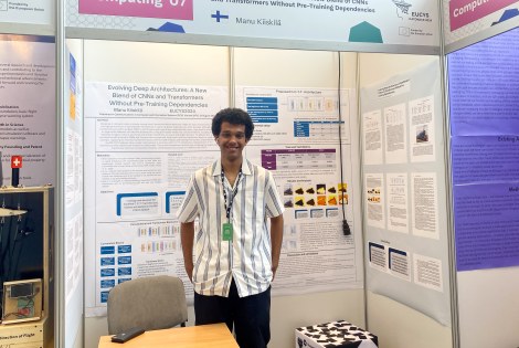 Manu Kiiskilä seisoo ständinsä edessä EUCYS-kilpailussa.