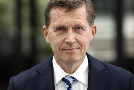 Pasi Sorjonen katsoo kameraan.