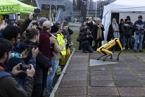 Spot-robottikoira kumartaa yleisölle.