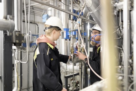 Henkilöitä labrassa.