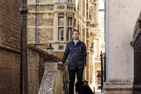 Janne Peltonen seisoo kivisessä kaupunkiympäristössä.