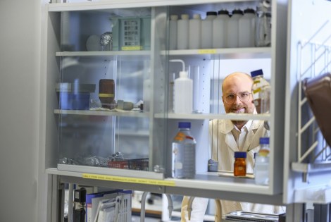 Juho Uzkurt Kaljunen katsoo kameraan.