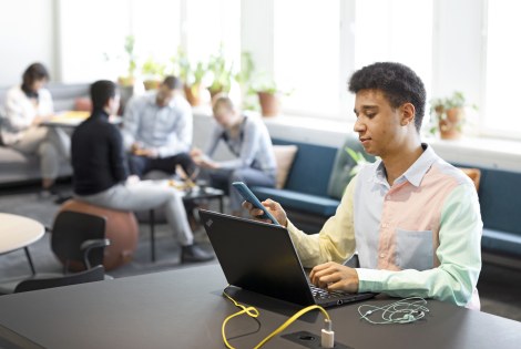 Opiskelija istuu tietokoneen ääressä.