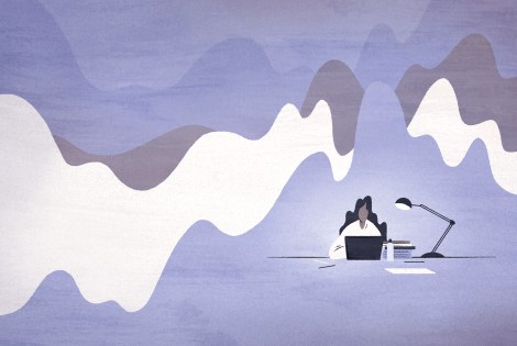 Nainen istuu aaltojen keskellä.