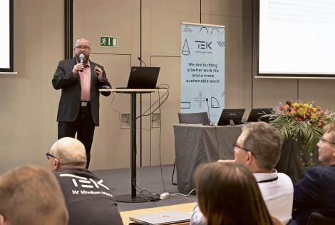 Jukka-Pekka Luhanko puhuu TEKin valtuustolle.