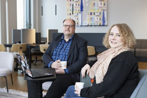 Goforen pääluottamushenkilö Staffan Österholm ja Goforen henkilöstöpäällikkö Laura Tero istuvat pöydän ääressä.