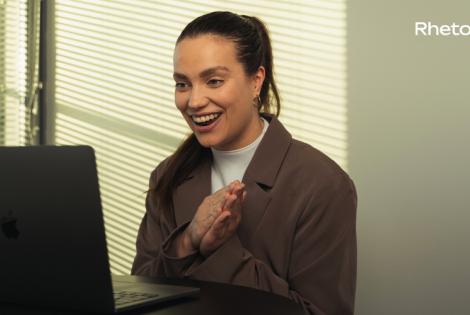 nainen, läppäri, iloinen