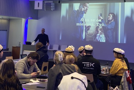 Björn Wiemers puhumassa Opiskelijavaikuttajaseminaarissa 2025.