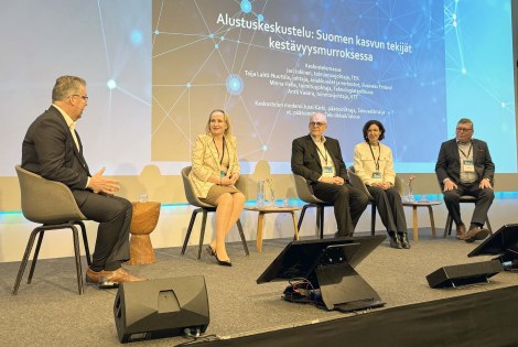 Paneeli pohtii tulevaisuutta.
