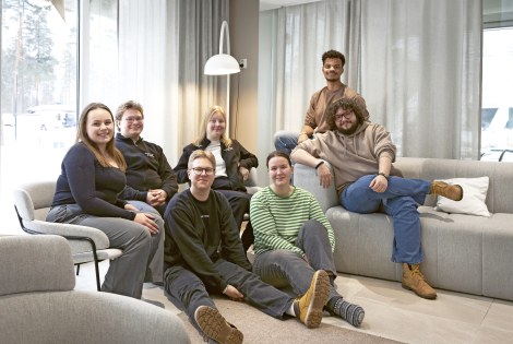 TEKin tykit ryhmäkuvassa.