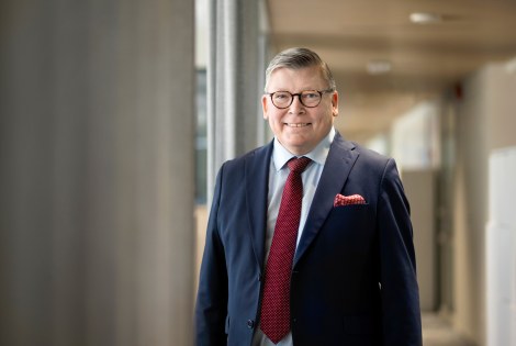 Jari Jokinen katsoo kameraan.