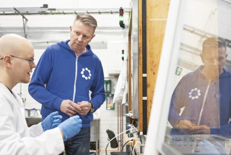 Anton Kontunen ja Kimmo Jokinen laboratoriossa.