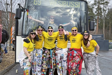 Wesibussi, jonka edessä seisoo sen järjestäjiä.