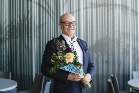 Tuore TEKin hallituksen puheenjohtaja Arto Timperi kukitettuna valinnan jälkeen. 