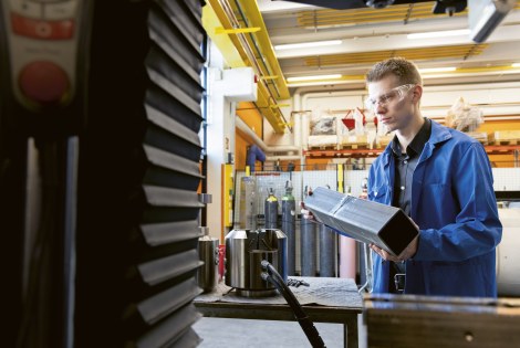 Lassi Keränen työn ääressä pajalla.